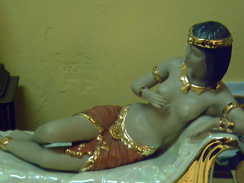 imposante cleopatre nue sur divan porcelaine feuille or.jpg