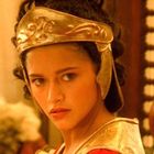 Abb. 8 -  Emma de Caunes als Sekretärin Cäsars.jpg