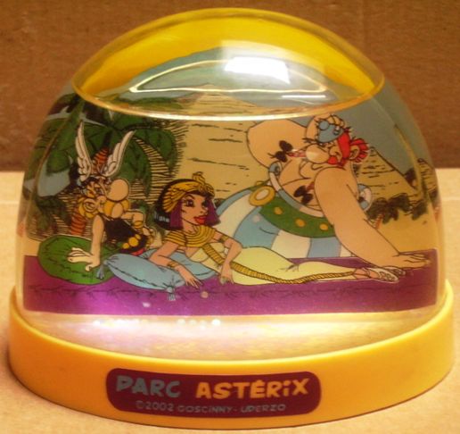 Boule A Neige Parc Asterix 'Mission Cleopatre' 2002.jpg
